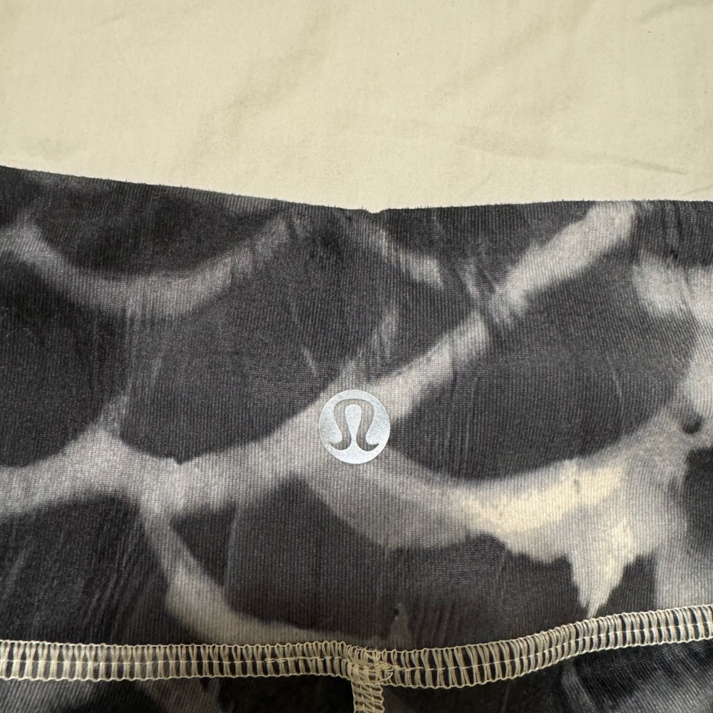 Lululemon leggings size 4 - Picture 2 of 3